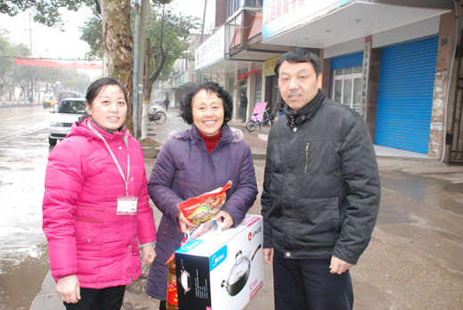 集團(tuán)工會(huì)慰問退休員工